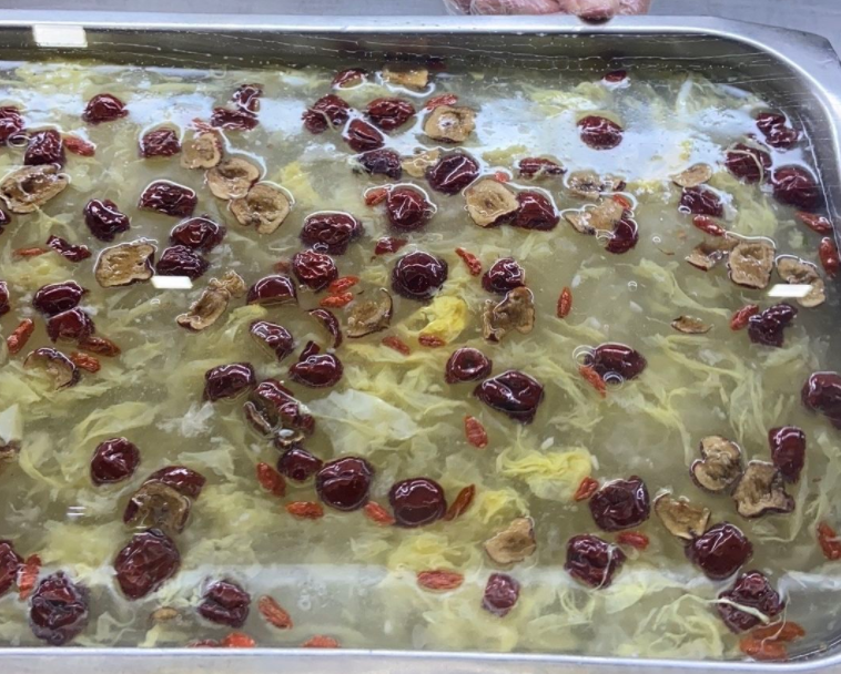 大学校园中的“阴间食堂”，看到食物有些灵异，学生直言难以下咽