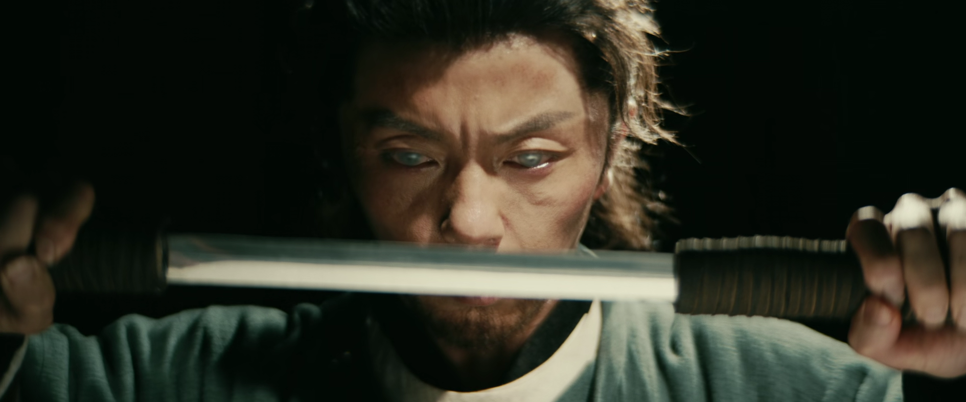 不演《战狼3》，余男先带来一部新片，26天拍完，于荣光演大反派