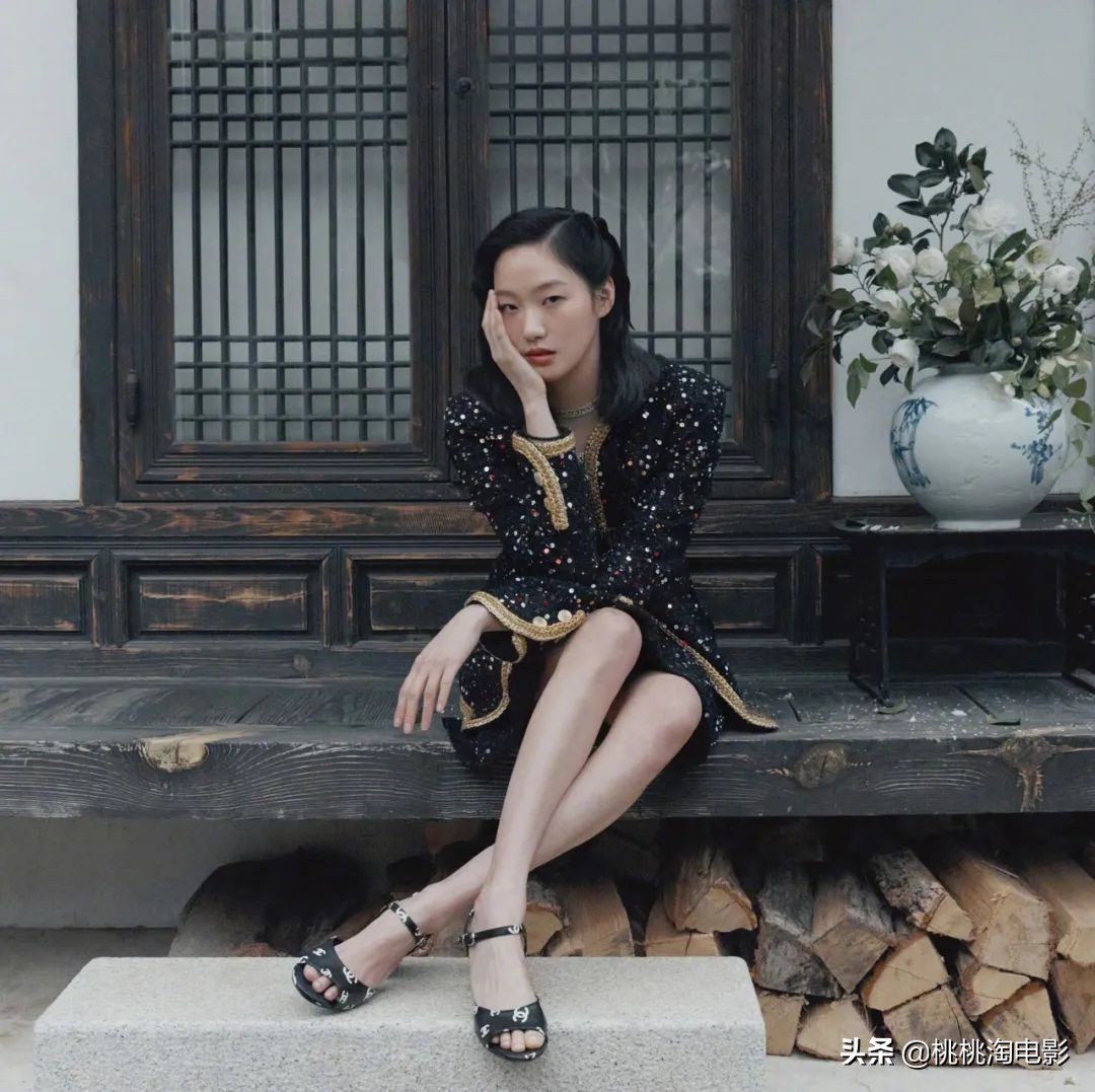 韩国女星金高银《ELLE》封面大片，烟熏妆羊毛卷酷劲十足