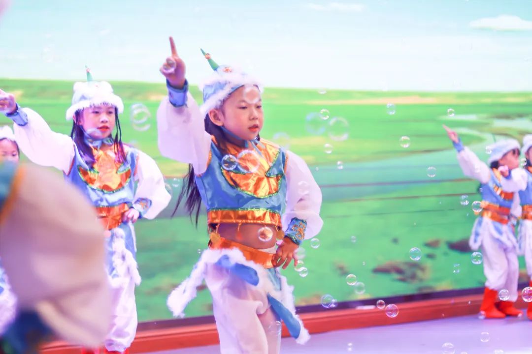 天府新区华阳实验小学举行“童星耀五月·艺术绽花开”群舞比赛