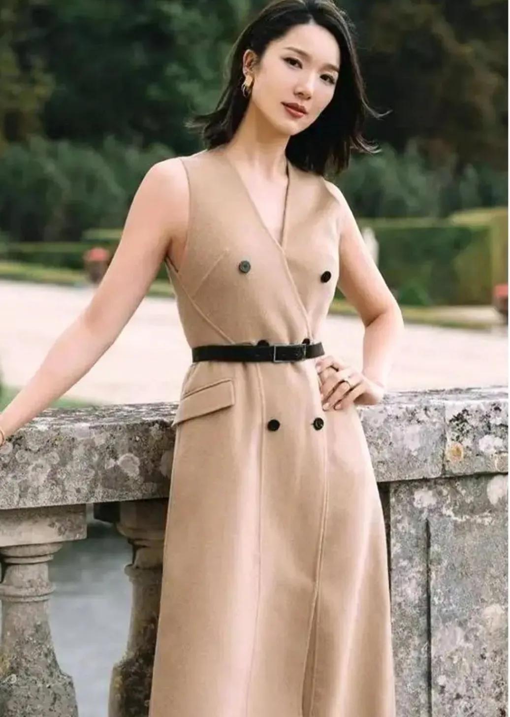 王祖蓝真会穿，穿着驼色无袖连衣裙真是高大尚，身高太显眼