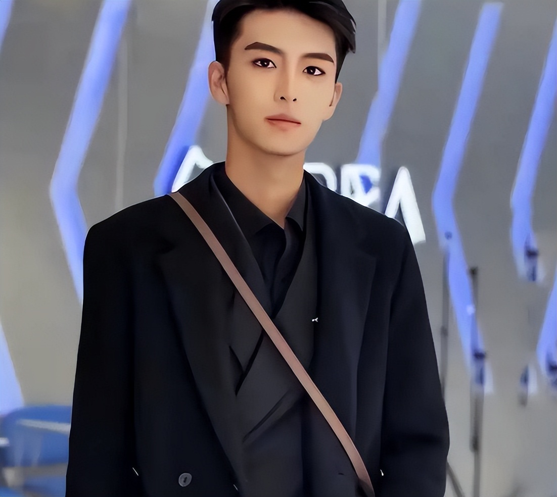 中传艺考成绩“第一”火了，颜值高且学习好，宛如小说男主角