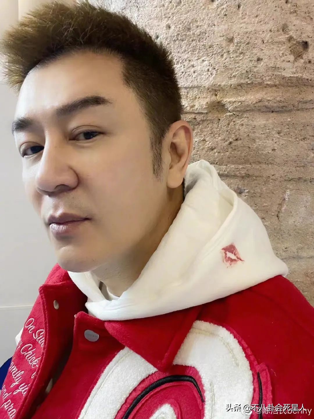 娱乐圈“假下巴”大赏，又尖又翘，一笑下巴原地起飞太吓人