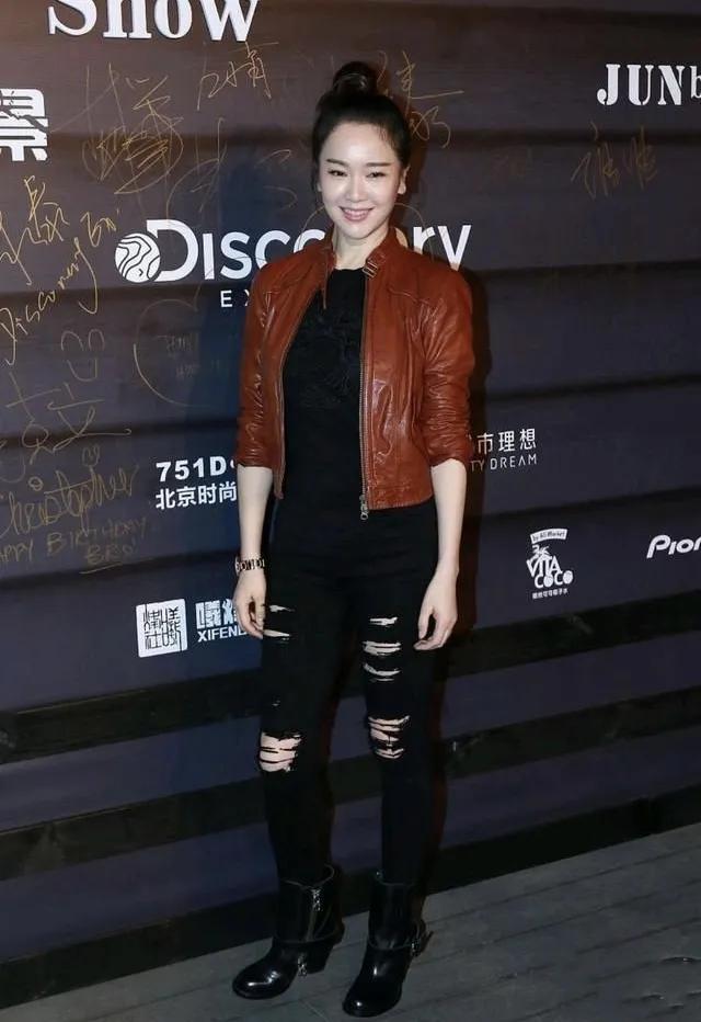 左小青靓丽的风采，越来越精致的美，羡慕嫉妒恨