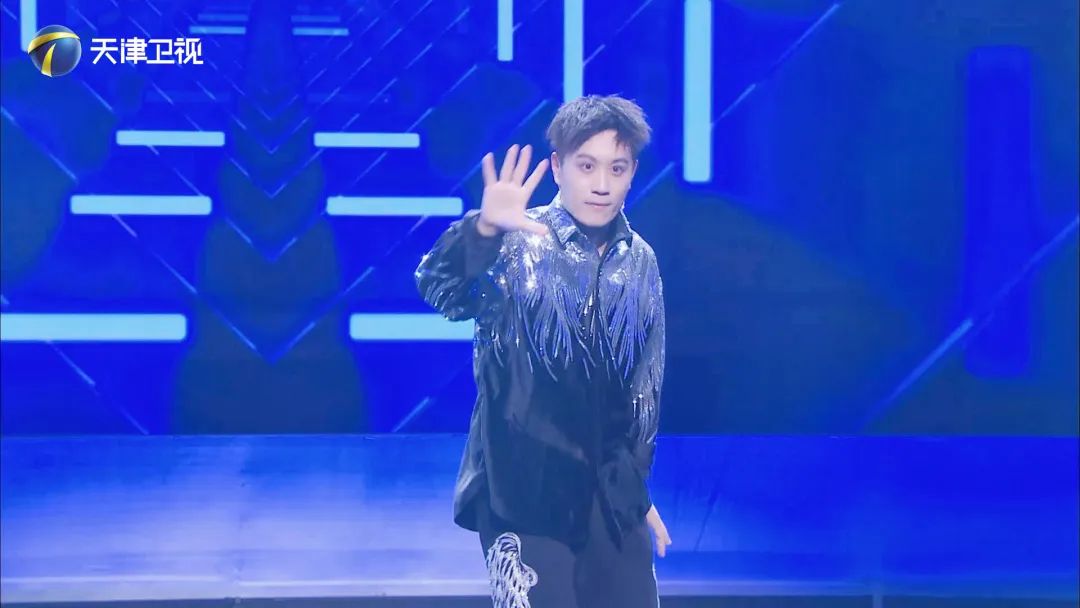 「跨时代战书」街头艺人赢喝彩，戏曲街舞有新意