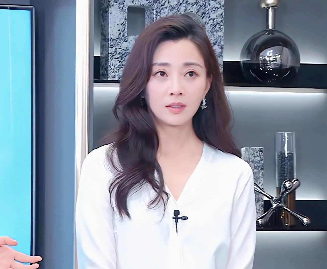 殷桃好有成熟魅力呀，姐姐真的很让人心动