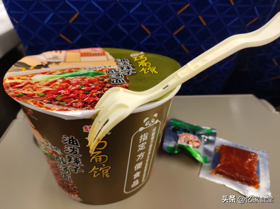 高铁盒饭降价了，为啥还是很少人吃？内部员工：主要有3个原因