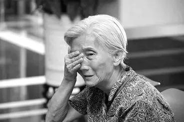 2019年,98岁爹爹持刀杀妻,苟且一生的婚姻背后,都是哭诉