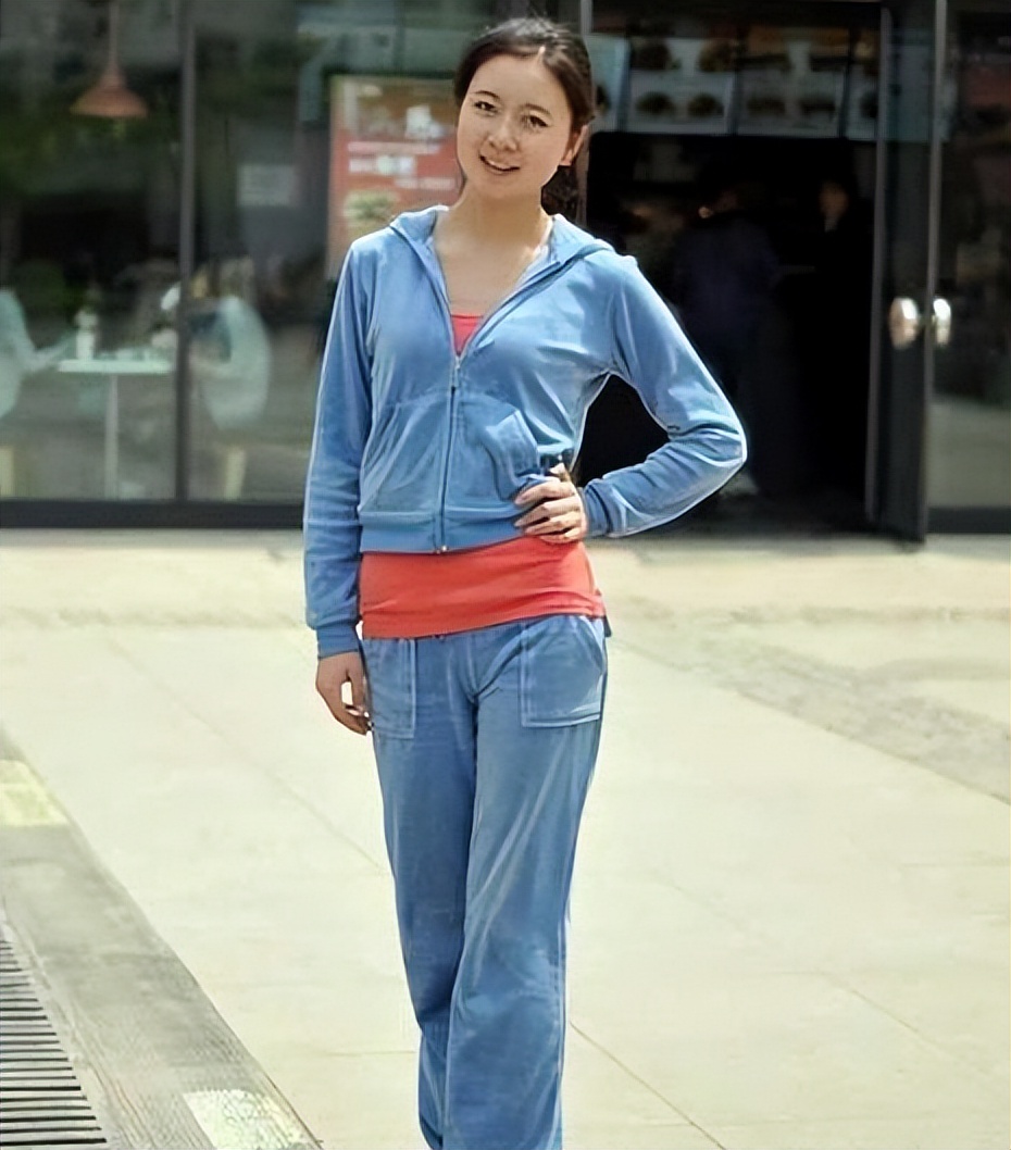 这位去世的主持人名叫佟瑶,1983年出生于成都一个普通家庭,家庭算不上