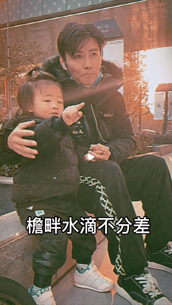 张晋带娃好有爱，搂着儿子唱粤语歌，乐儿扎小揪揪全程“冷漠脸”