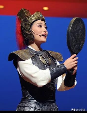 谭晶情史，青歌赛上成名，长城上开演唱会，嫁爱情高龄产子