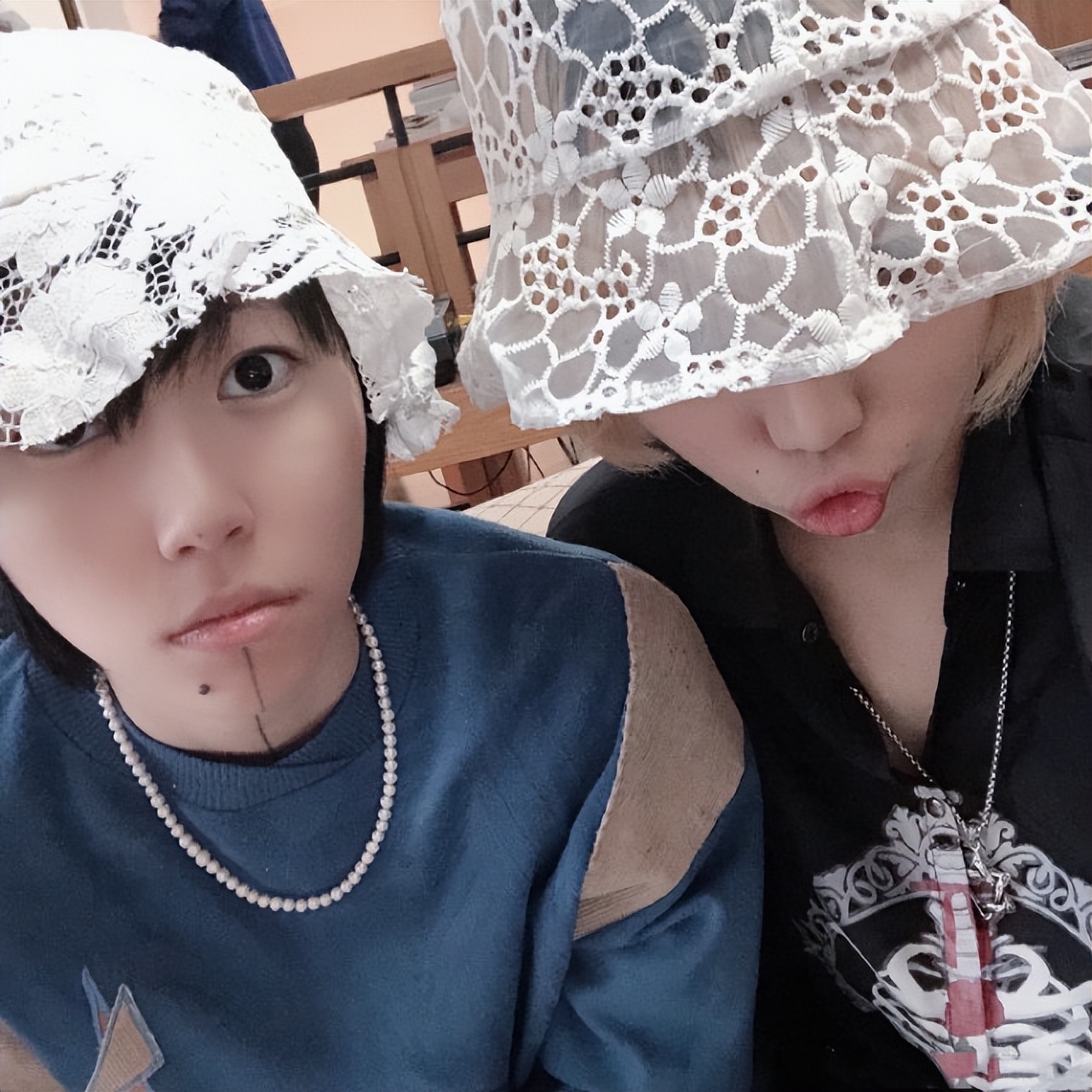 窦唯俩女儿久违同框，姐妹风格差距大，窦靖童在妹妹面前显娇小