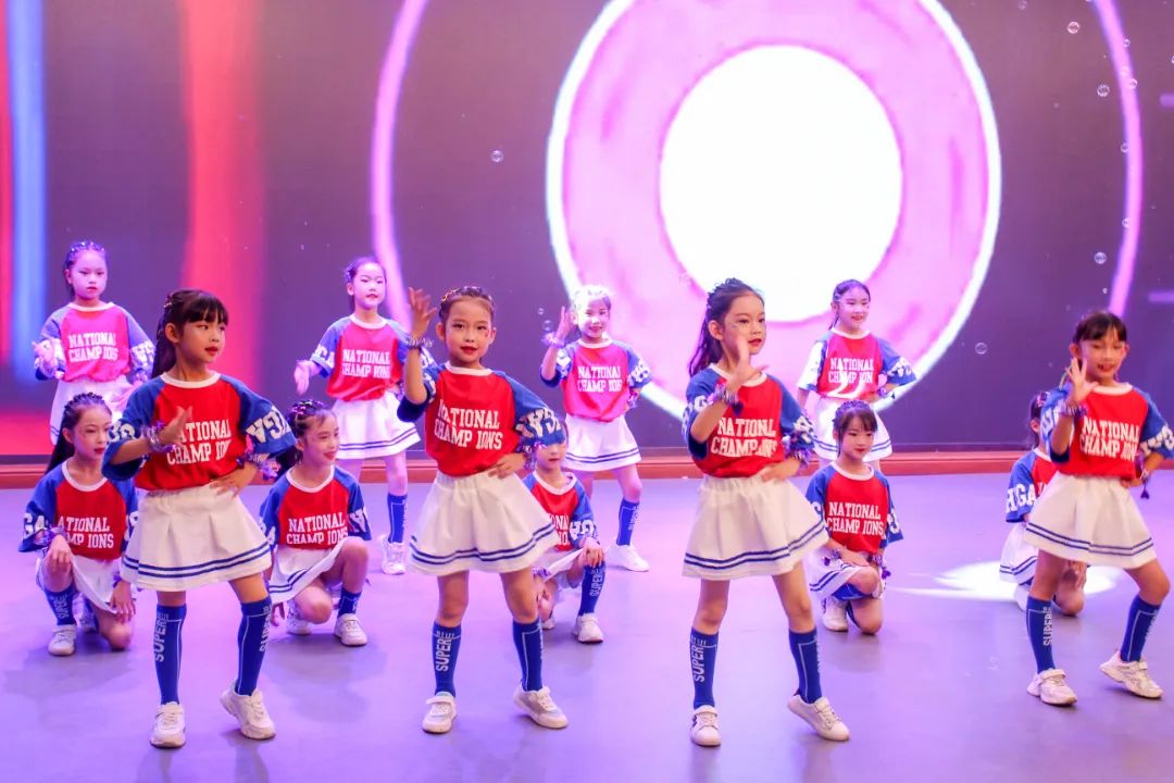 天府新区华阳实验小学举行“童星耀五月·艺术绽花开”群舞比赛