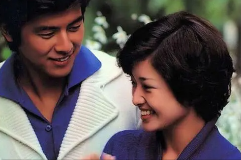 63岁山口百惠：隐退42年，身材发福生活节俭，孙女降生当奶奶