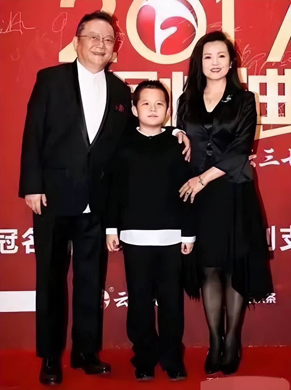 王刚带三婚娇妻出席活动！他73岁穿西装好有精神头，娇妻好富态