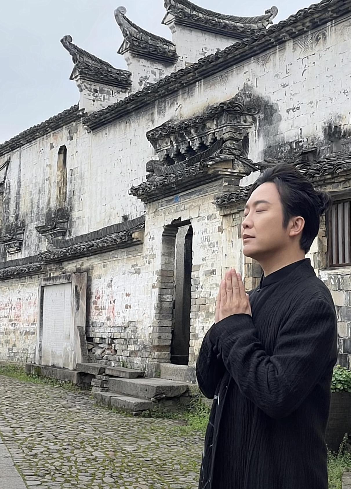 李玉刚独坐河边疑泡脚,称前世被鲤鱼救过要报恩,遭嘲太封建迷信