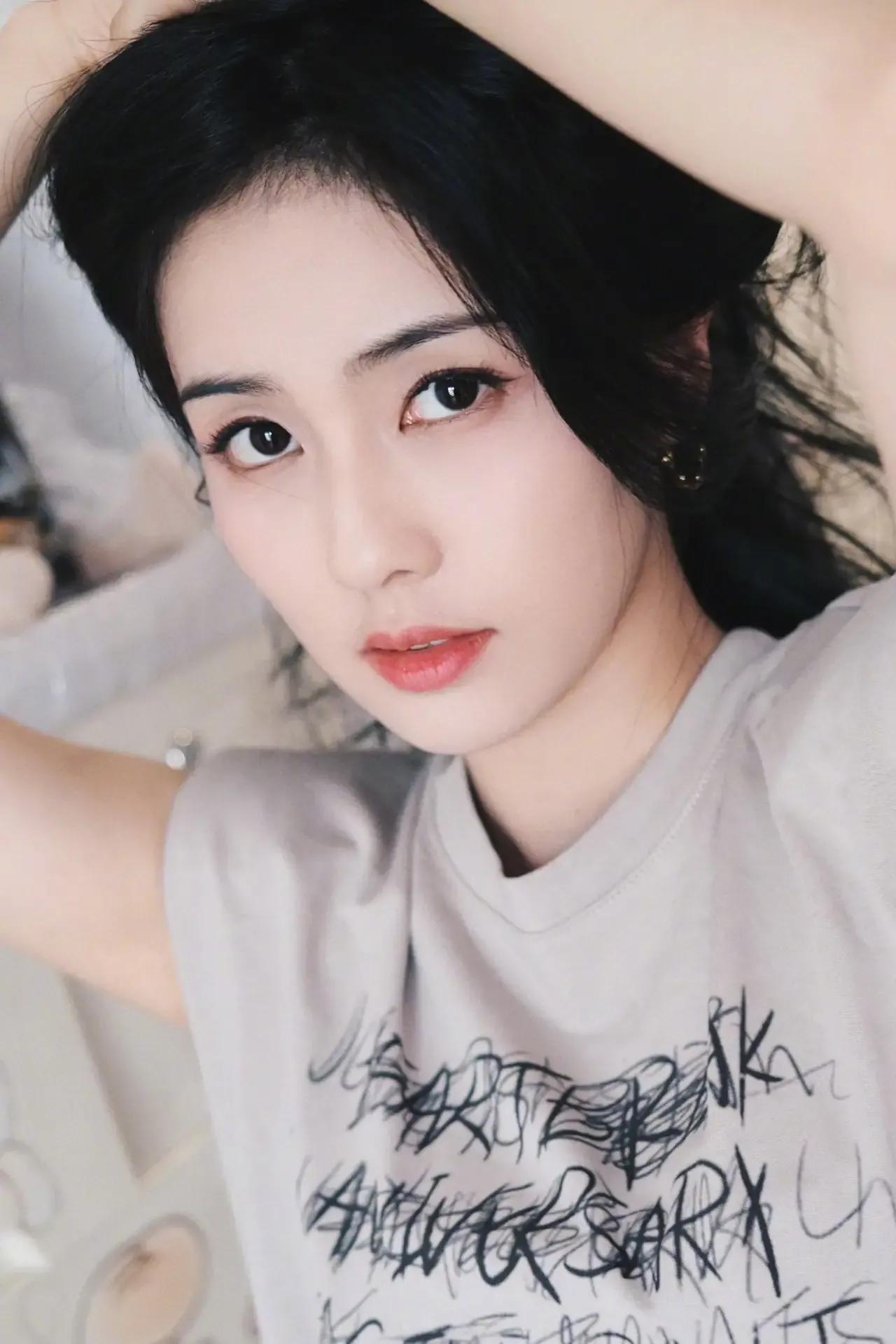 不愧是白鹿，一颦一笑都很美