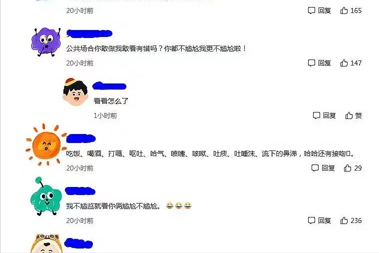 纪实：年轻情侣站牌下拥吻，女生路过驻足观看，情侣尴尬捂脸苦笑
