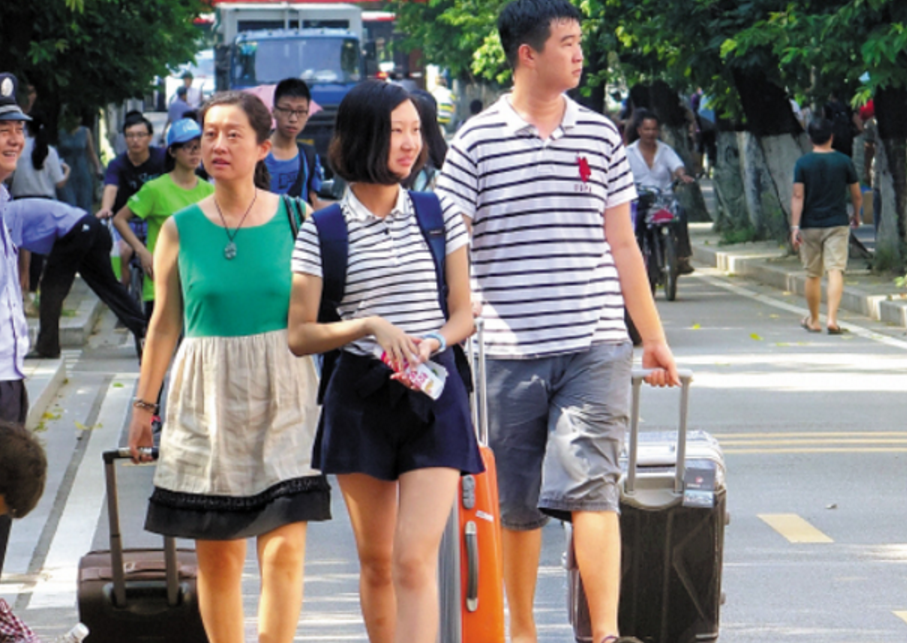 大学“最穷酸宿舍”排名，红砖房+空中吊床+24人间，学生看呆了