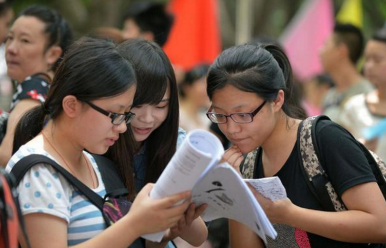 2022年将是“高考小年”，分数线可能会下降？考生注意谨慎报考