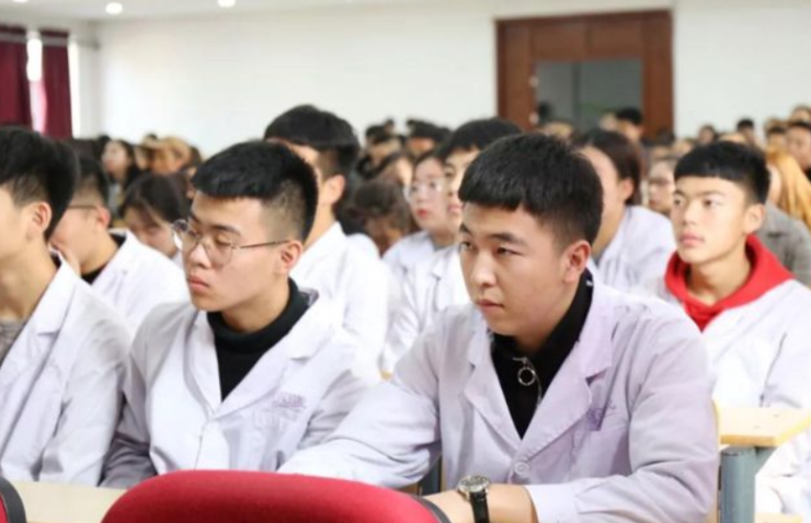 医学类专业就业前景排名，临床医学地位下降，护理学仅排第8