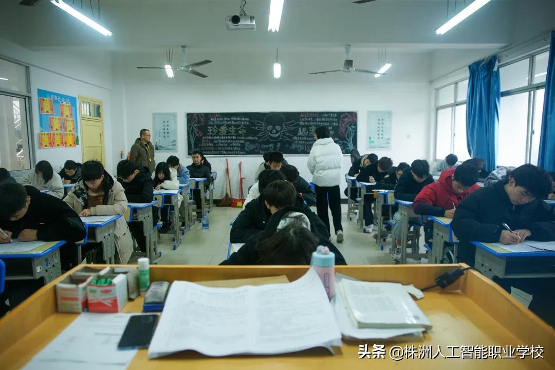 您的期末考试正在配送中，请注意查收~