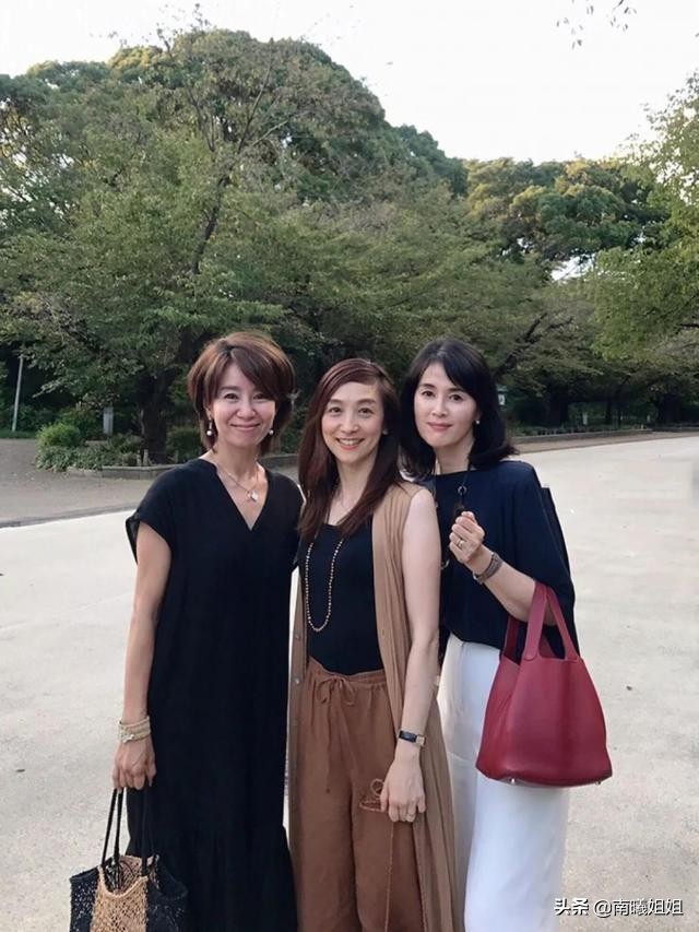 这是我见过最优雅的50+妈妈，不露腰不秀腿，却比明星还有气质
