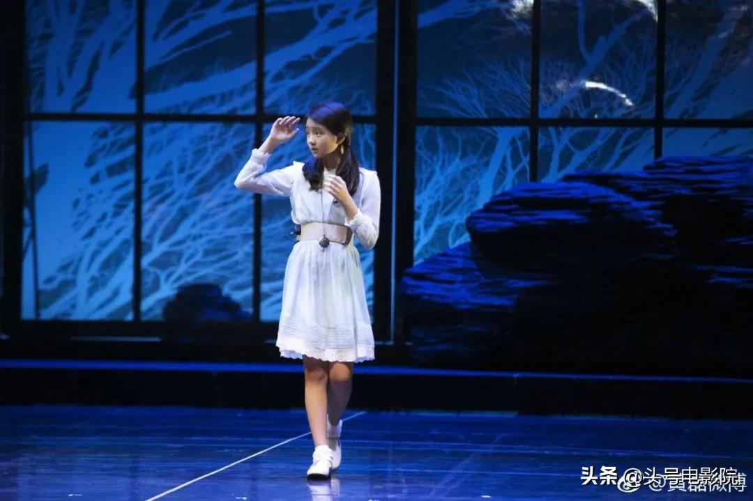 黄多多16岁戴金链涂眼影,爸爸萌娃早熟!曹格女儿11岁露肩画眼线