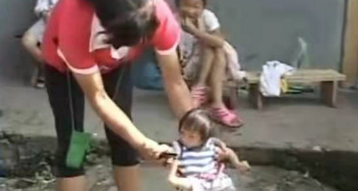 2009年，湖南女子生下重2斤“小猴子”，坐出租车被拒载：坐不下