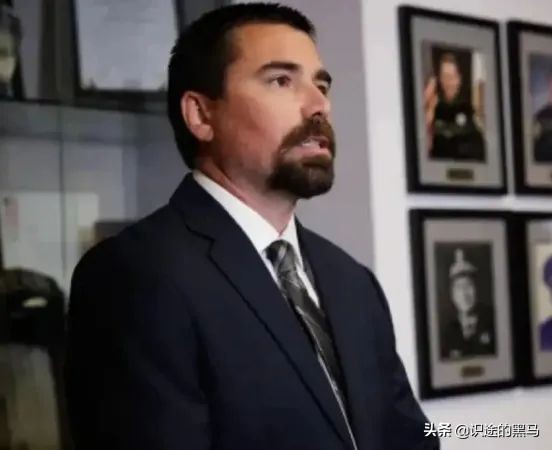 科技公司CEO下飞机就被警察按倒在地，竟与30年前的美女惨案有关