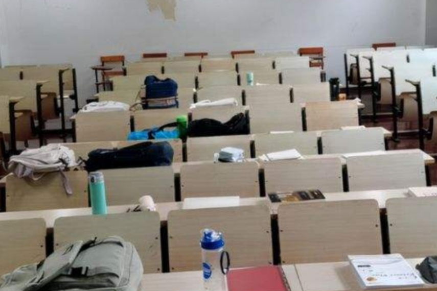 一组清华教室实拍图，上课抢座都陷入“内卷”？被嘲高学历低素质