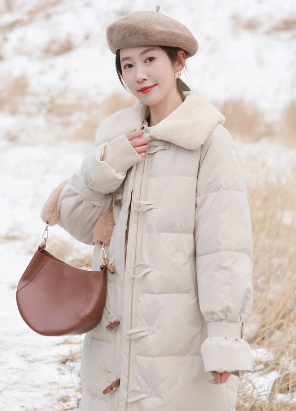 奔四女人想保持“少女感”，学37岁博主穿牛角扣外套，搭半裙好美