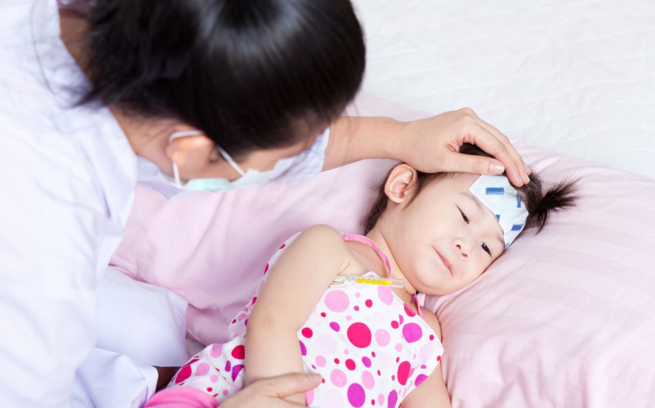 4岁孩子高烧，家长采用物理退烧导致娃中毒住进ICU，大脑功能受损