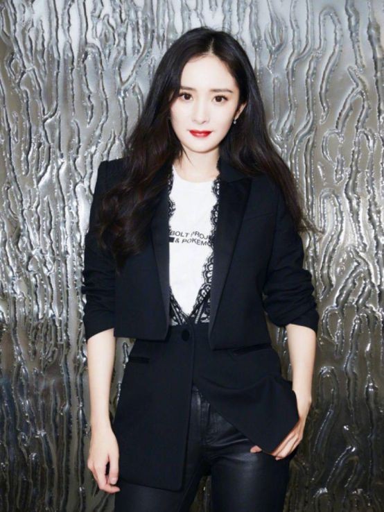 从普通销售员到收视女王，迪丽热巴的背景，远比你想象得复杂