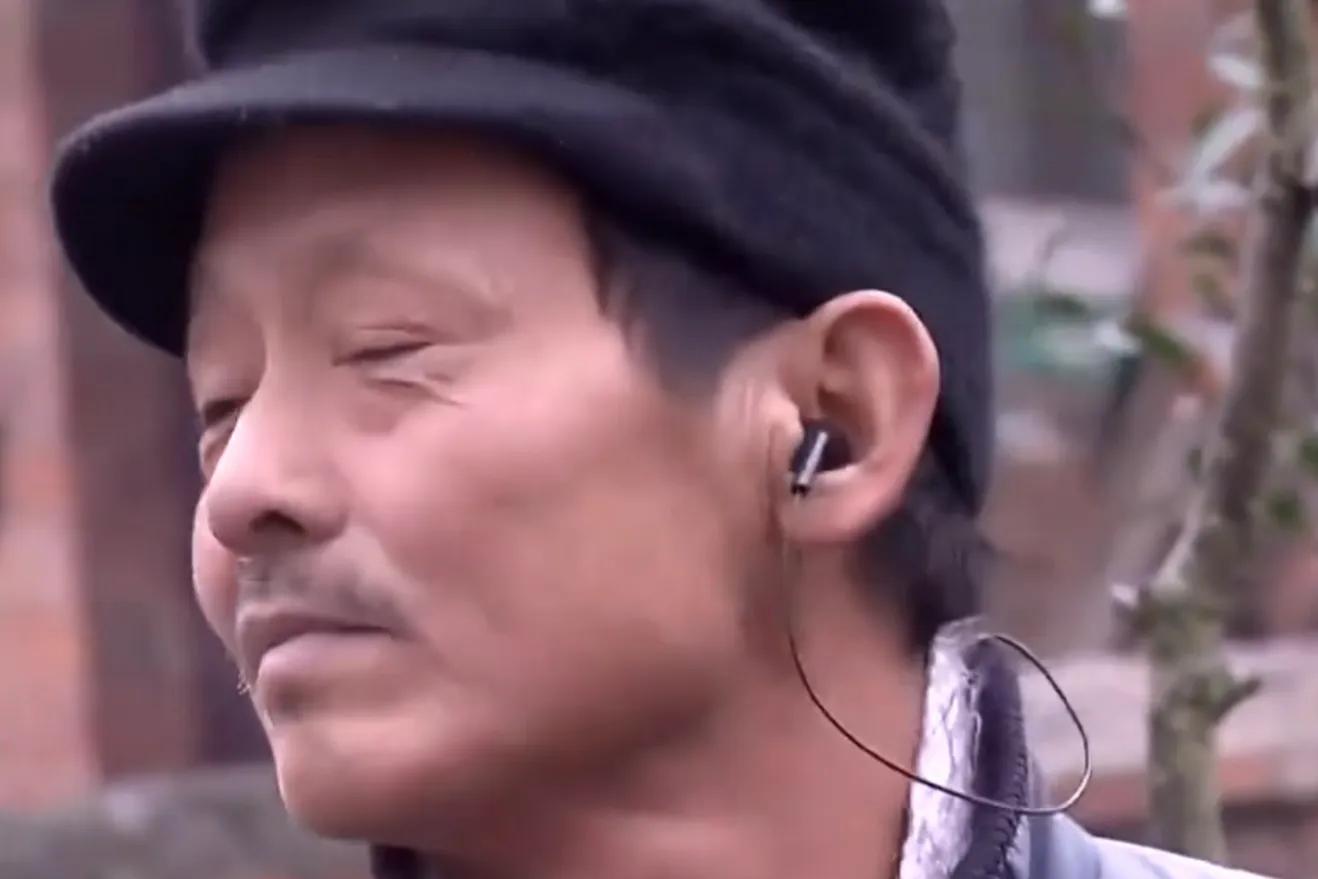 美女大学生失恋后精神失常，与五旬拾荒男街头产女，母亲：造孽