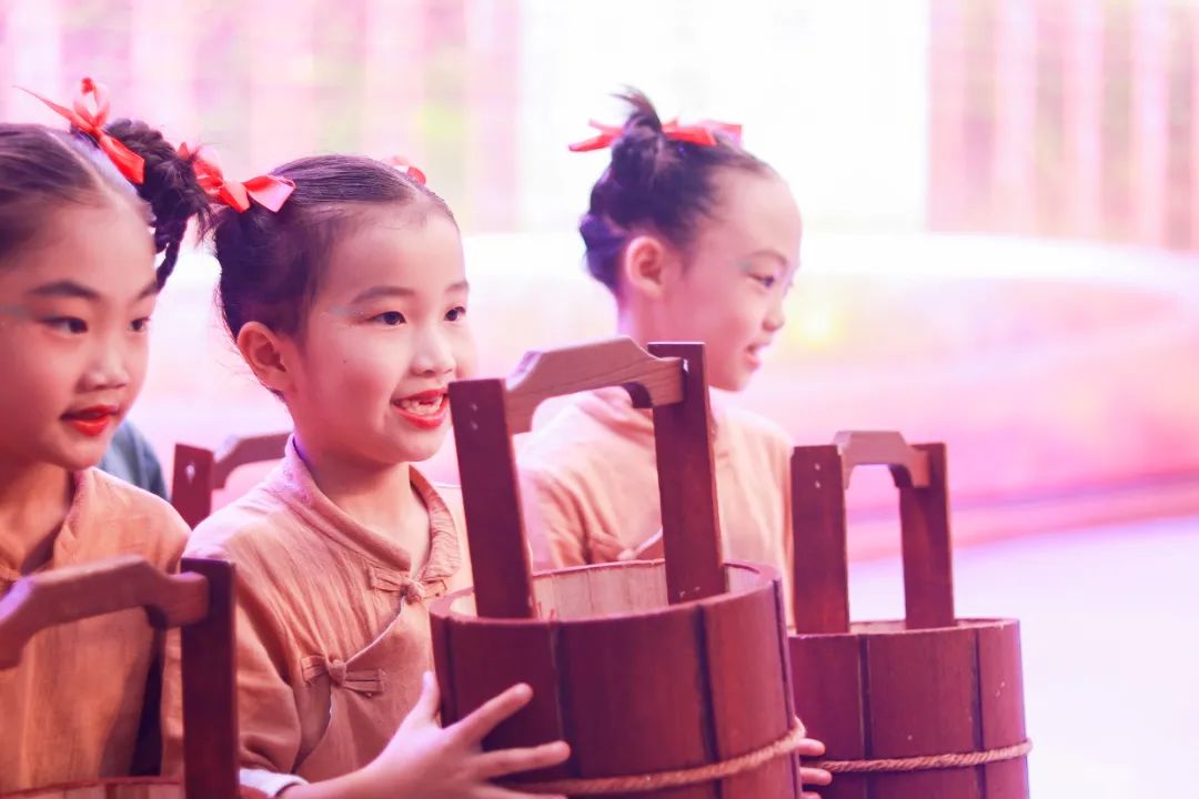 天府新区华阳实验小学举行“童星耀五月·艺术绽花开”群舞比赛