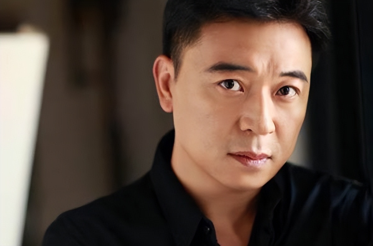 "福将"张晞临,遇贵人冯远征,戏外娶娇妻朱敏,48岁当爸很幸福