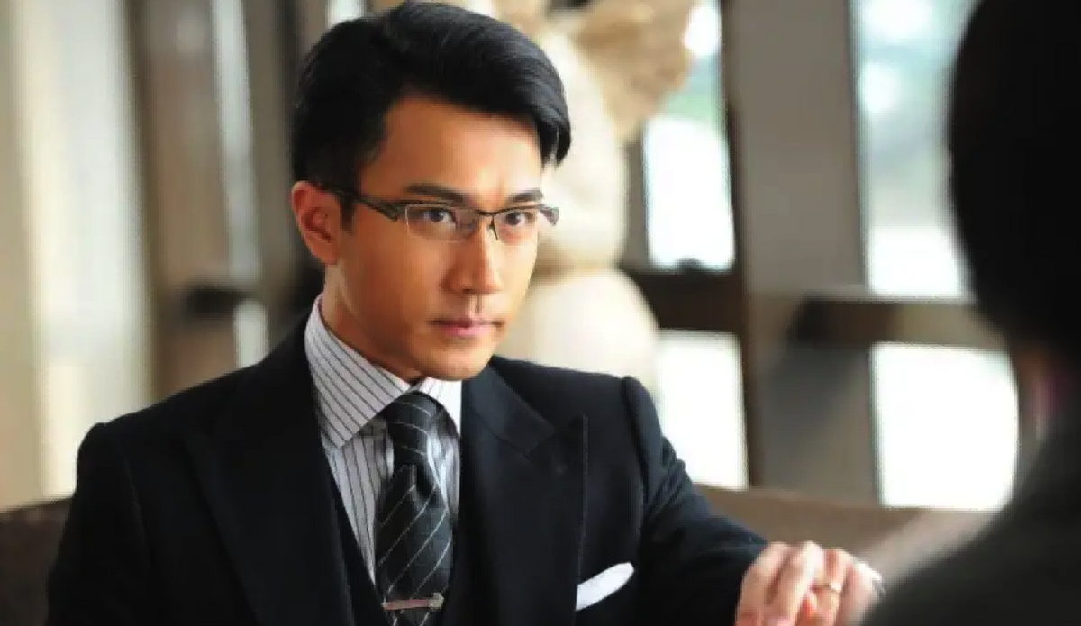 同样是“眼镜造型”，把肖战王一博和吴启华放一起，差距就出来了