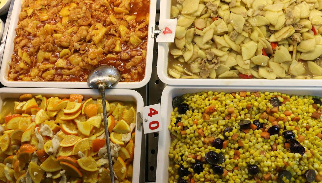 大学“阴间食堂”走红，用餐环境“接地府”，胆小的学生不敢进