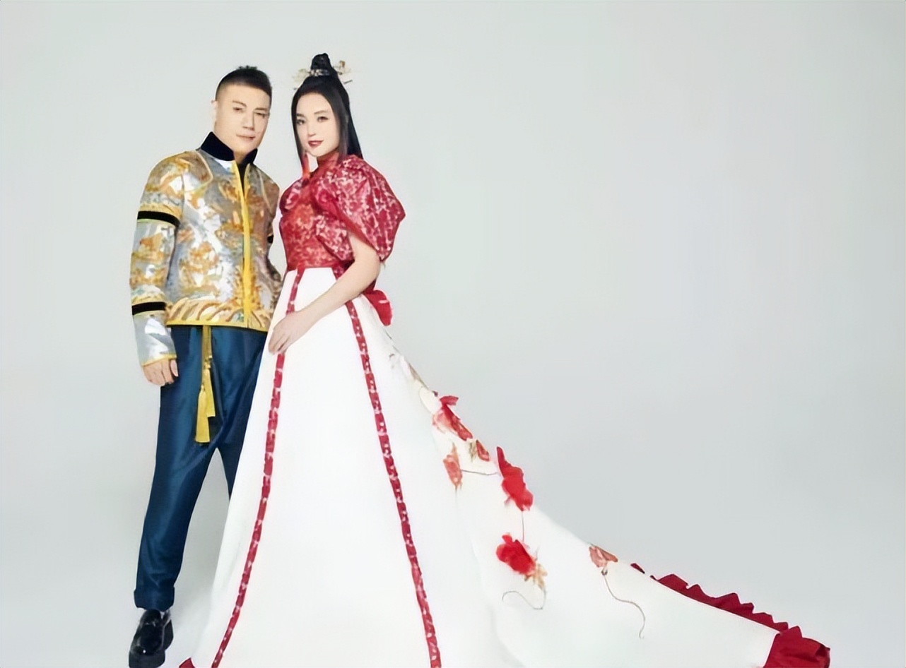 白雪：中年离异，二婚嫁小八岁的丈夫，如今爱情事业双丰收