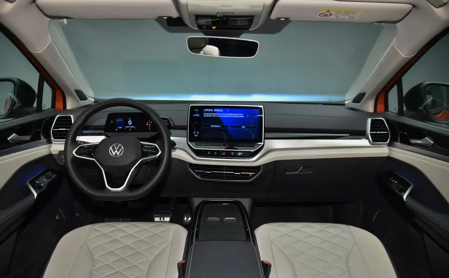 id6的内饰设计也是采用了全新的大众式风格,黑白搭配的色调一改以往的