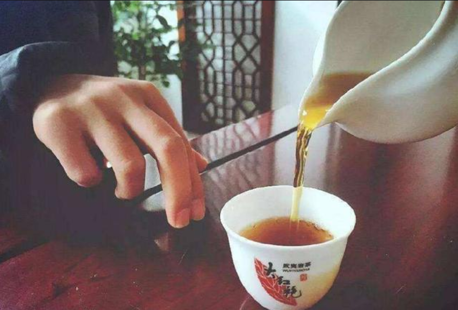 为什么广东人喝茶的时候，总喜欢“敲桌子”？看完总算明白了