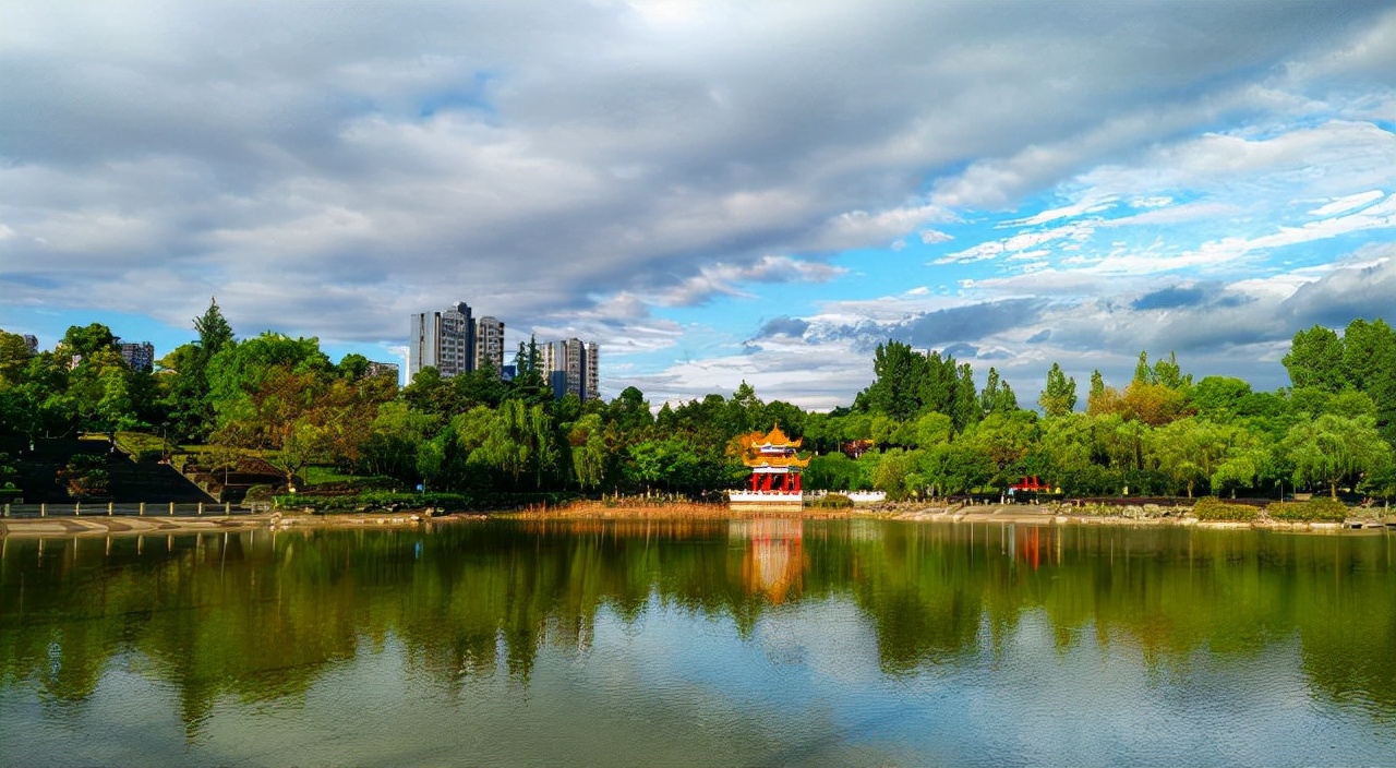 亲历《民法典》制定，走出全国经济法“泰斗”！重庆这所大学实“红”！