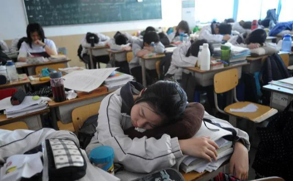 高考当天穿衣服也有讲究？老师建议别穿校服，原因不仅是防作弊