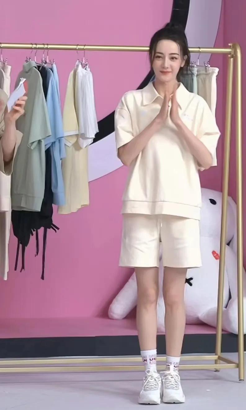 迪丽热巴polo衫穿搭，运动风满满的青春气息，谁能不爱