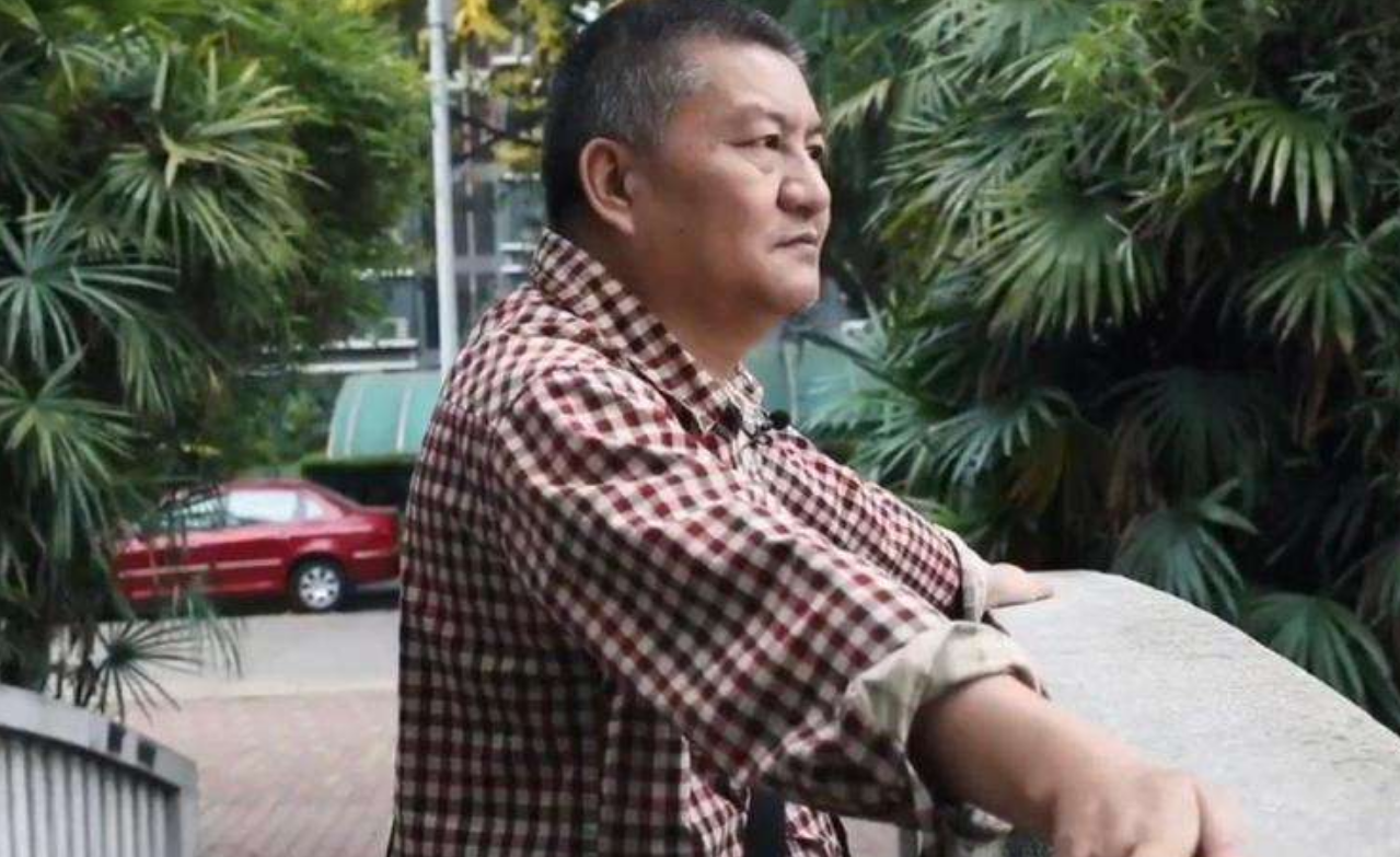 为破除“心魔”，54岁的梁实参加了25次高考，曾被老师误认是家长