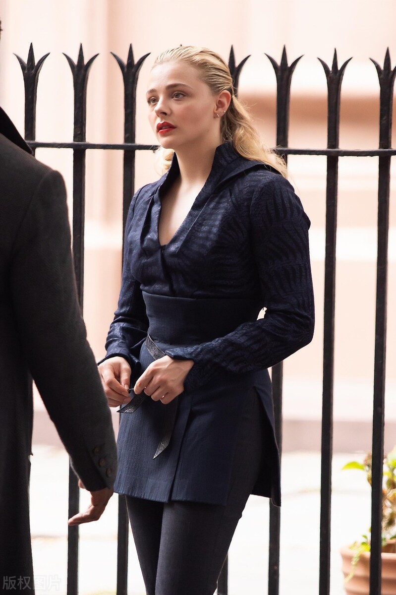 “超杀女”科洛-莫瑞兹黑色收腰衬衫+紧身休闲裤+短靴利落职场风