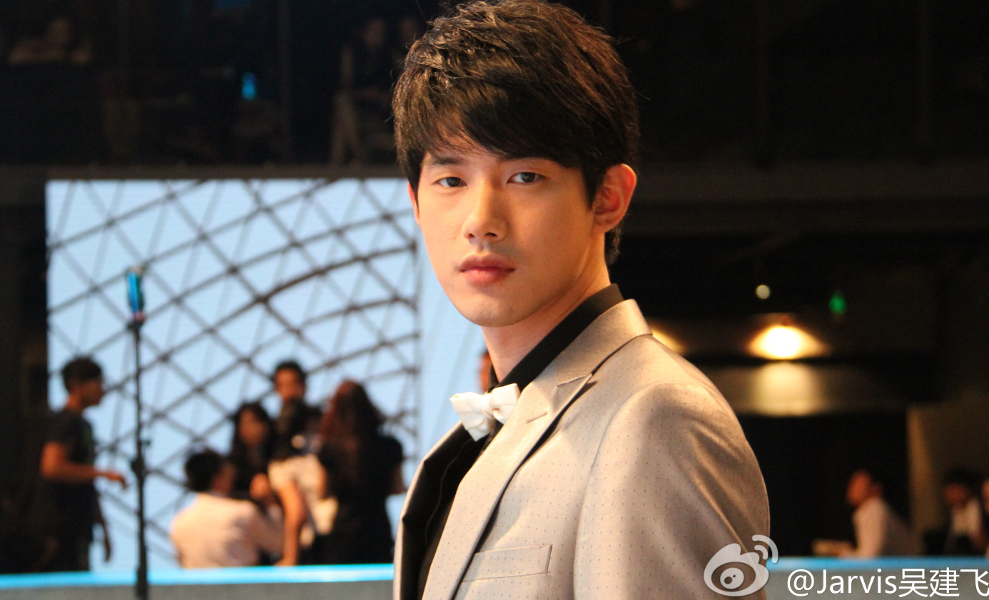 吴建飞：曾是周杰伦师弟，还是铠甲勇士男主，当爸后38岁还是很帅