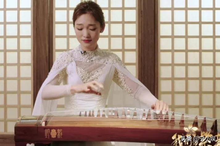 蓝羽大秀琴艺，卢靖姗唱歌受阻，胡兵自曝冷知识：这场晚会太精彩