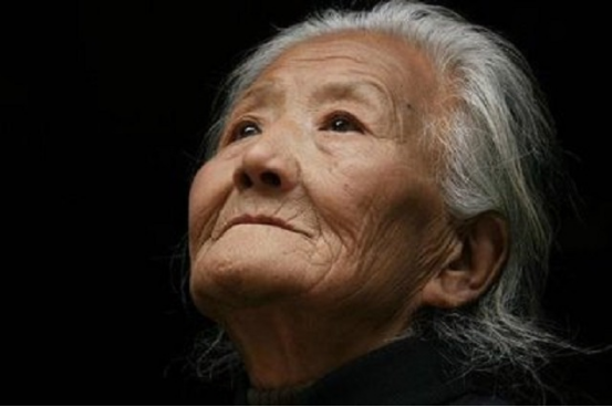 为何白头发会越长越多？不要觉得自己老了，或许是缺少这3种营养